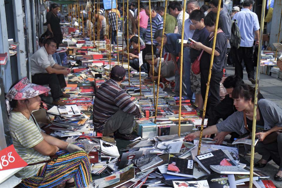 2013年09月20日，北京潘家園，賣書的攤檔。