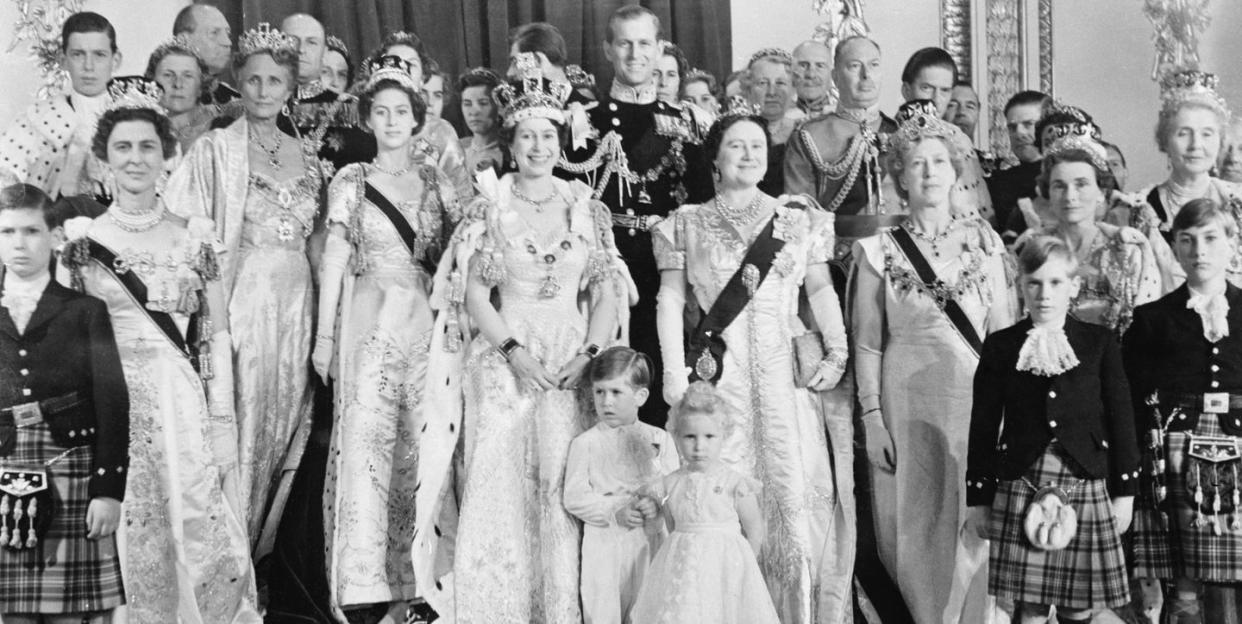 queen elizabeth poses with royal family