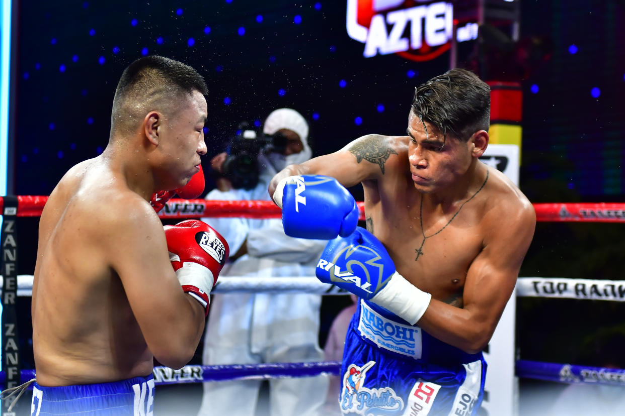 CIUDAD DE MEXICO, MEXICO - JUNIO 20: Emanuel VAQUERO Navarrete vs Uriel YUCA Lopez durante el evento âVolvemos con Punchâ celebrado en las instalaciones de TV Azteca a puerta cerrada como parte de las medidas sanitarias por el COVID- 19, el 20 de Junio de 2020 en el Ciudad de MÃ©xico, MÃ©xico. (Foto: Jaime Lopez/JAM MEDIA)