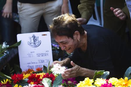 The mother of fallen reserve Israeli soldier Yair Ashkenazy mourns during his funeral in Rehovot near Tel Aviv July 25, 2014. REUTERS/Ronen Zvulun