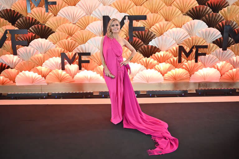 La periodista de espectáculos Maia Chacra con un vestido fucsia de Lanvin