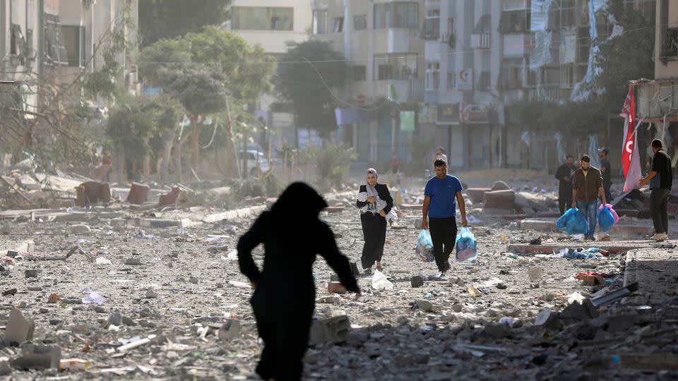 Palestinians leave their homes following Israeli bombardments on Gaza, on October 30, 2023. - Abed Khaled/AP