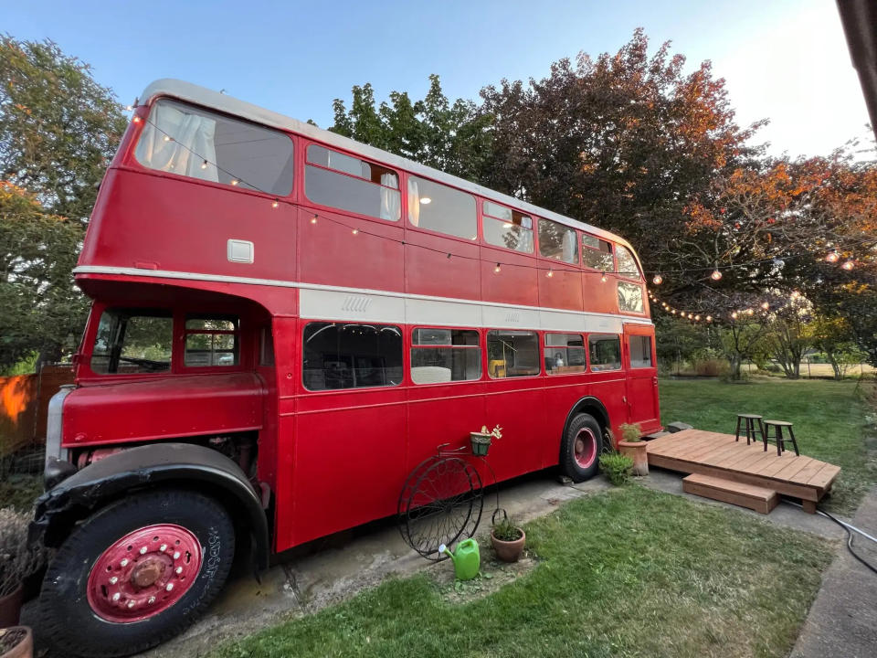 Der umgebaute Bus ist jetzt ein Airbnb in Scotts Hinterhof. - Copyright: Whit Scott