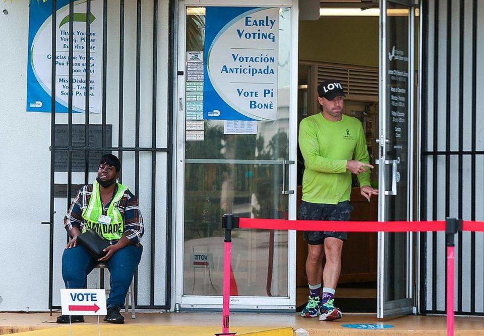 Un elector sale de la biblioteca después de emitir su voto. El lunes 24 de octubre de 2022, un habitante de Miami emitió su voto durante el primer día de votación anticipada en el Condado Miami-Dade en la Lemon City Library en Miami, Florida.