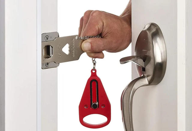 Esta cerradura portátil le da una capa extra de seguridad a cualquier puerta  y solo cuesta US$18