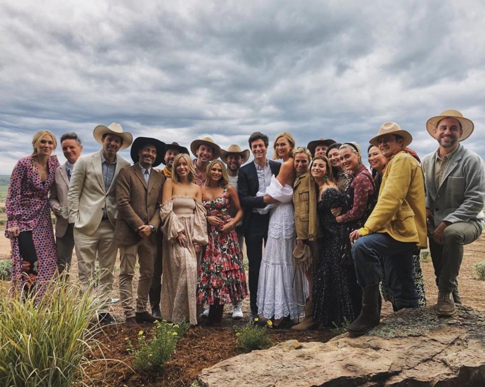 Ocho meses después de darse el ‘sí, quiero’ en una ceremonia íntima, Karlie Kloss y Joshua Kushner han celebrado una segunda boda con familiares y amigos. Se ha tratado de una fiesta muy peculiar cuya temática era el salvaje Oeste. (Foto: Instagram / <a href="http://www.instagram.com/p/BzGS5FqAj0A/" rel="nofollow noopener" target="_blank" data-ylk="slk:@karliekloss;elm:context_link;itc:0;sec:content-canvas" class="link ">@karliekloss</a>).