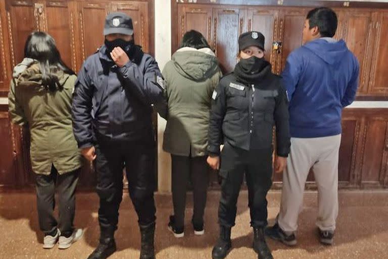 La policía jujeña detuvo a una banda que se hacía pasar como censista en la ciudad de La Quiaca. Los inculpados, dos mujeres y un hombre, tienen como domicilio la ciudad boliviana de Villazón