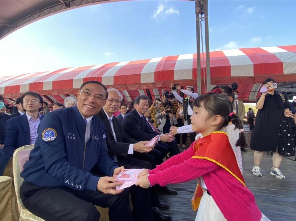 （台中地方檢察署同仁的子女擔任馨生小天使，20日代表協會，獻上馨生商品小禮盒給予與會的法務部長蔡清祥（左1）。圖／犯保協會提供）