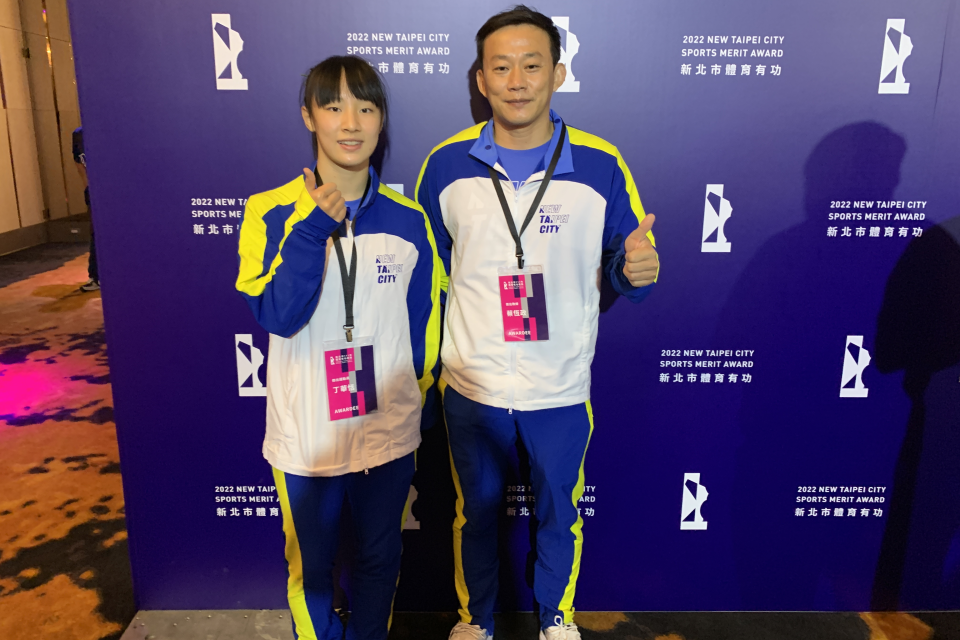 國家級師徒檔共同獲獎 擁有體操精靈之稱的丁華恬(左)與其教練蔡恆政(右)