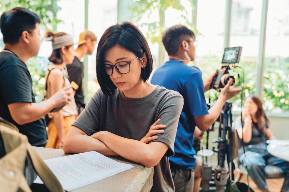 在《媽，別鬧了！》飾演宅女作家，賈靜雯的黑框眼鏡書呆子造型十分清新。（翻攝自媽別鬧了臉書）