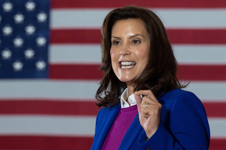 La gobernadora de Michigan, Gretchen Whitmer, presenta al candidato presidencial demócrata Joe Biden para hablar en el centro recreativo Beech Woods en Southfield, Michigan, el 16 de octubre de 2020. 