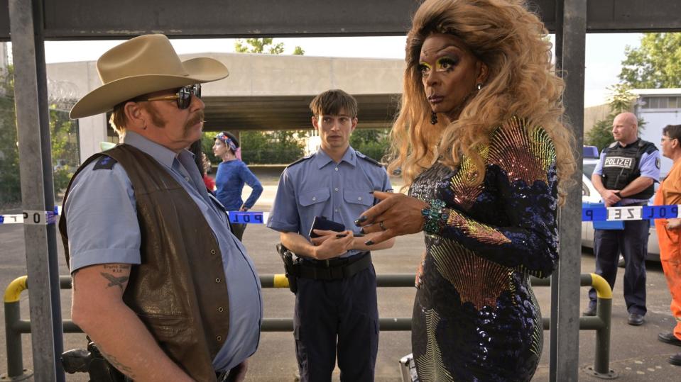 In dem Mordfall um eine getötete Dragqueen verdächtigt Bruno (Ben Becker) Lady Lovelyn (Pierre Sanoussi-Bliss). (Bild: 2022 Turner Broadcasting System EuropeLimited-a Warner Bros. Discovery Company / Odeon Fiction GmbH / Christiane Pausch)