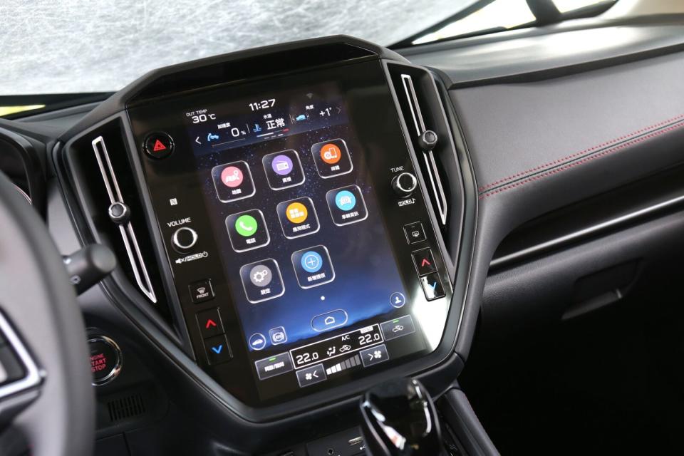 科技感十足的11.6吋智慧影音觸控螢幕，可支援Apple CarPlay & Android Auto手機連結功能，且車輛幾乎所有功能系統皆可透過此螢幕設定與調整。