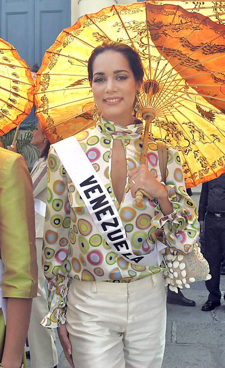 En esta foto del 11 de mayo del 2005, Miss Venezuela Monica Spear posa en Bangkok, Tailandia, a escasos días del certamen Miss Universo. La actriz y ex Miss de 29 años fue asesinada junto con su ex esposo por delincuentes que los atracaron mientras estaban varados en una autopista cerca de Caracas, la noche del lunes 6 de enero del 2013. Su hija de 5 años fue herida. (AP Foto/Sakchai Lalit, Archivo)