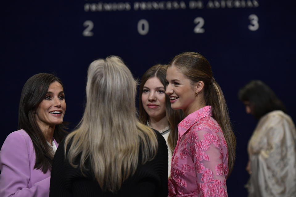 U.S. actress Meryl Streep talks with Spain Queen Letizia, left, and her daughters Princess Leonor, right, and Sofia after receiving an emblem from the Spanish Royal family during the Princess of Asturias awards, in Oviedo, northern Spain, Friday, Oct. 20, 2023. (AP Photo/Alvaro Barrientos)