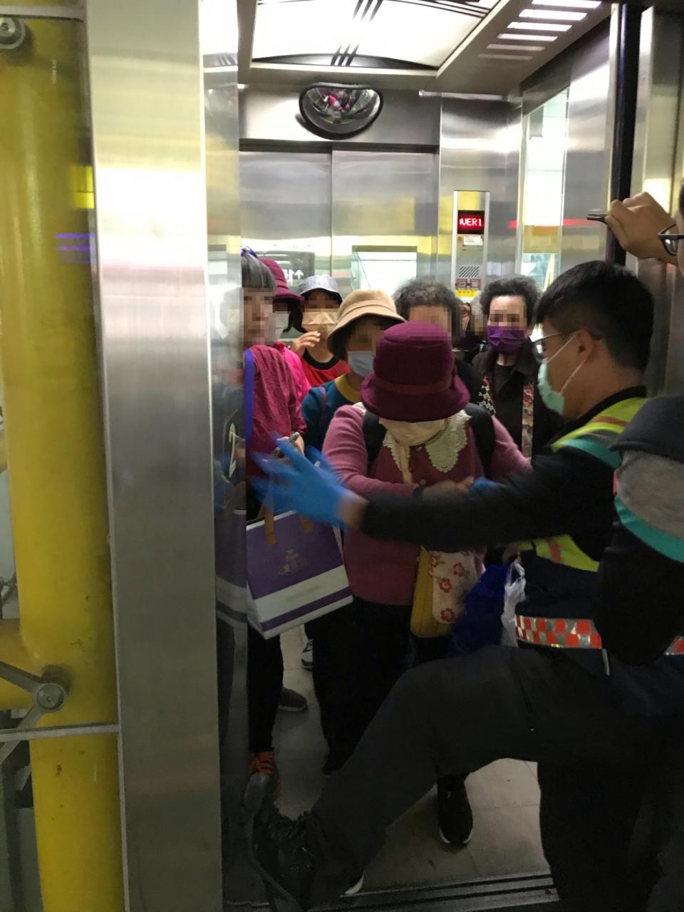 <strong>8名旅客受困台鐵彰化員林火車站電梯。（圖／中天新聞）</strong>