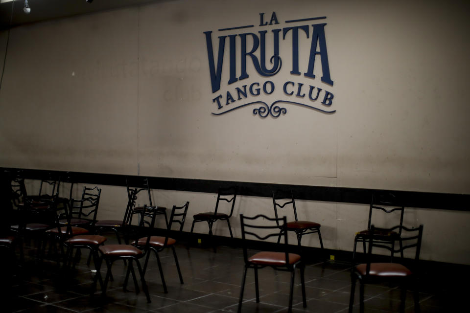 Las sillas están vacías dentro del club La Viruta Tango cerrado debido a la pandemia de COVID-19 en Buenos Aires, Argentina, el viernes 4 de junio de 2021. (AP Foto/Natacha Pisarenko)