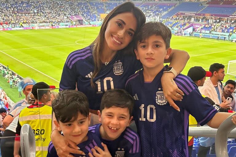 Anto Roccuzzo y sus tres hijos alentaron a Lionel Messi en el debut de la Copa América y la rosarina compartió en redes la foto más emotiva (Foto: Instagram @antonelaroccuzzo)