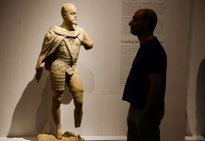 Un visitante pasa junto a la escultura "Felipe II" del artista Pompeo León en la Galería de Colecciones Reales de Madrid, España