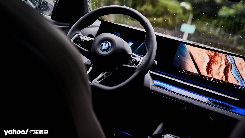 可以明顯感受到全新BMW 5 Series在前排座艙空間的設計受到一定程度7 Series科技下放的影響。