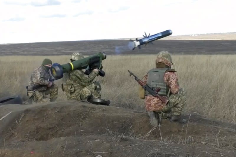 2022年1月，烏克蘭士兵正在頓內次克前線的演習中試射美援的標槍飛彈。（美聯社）