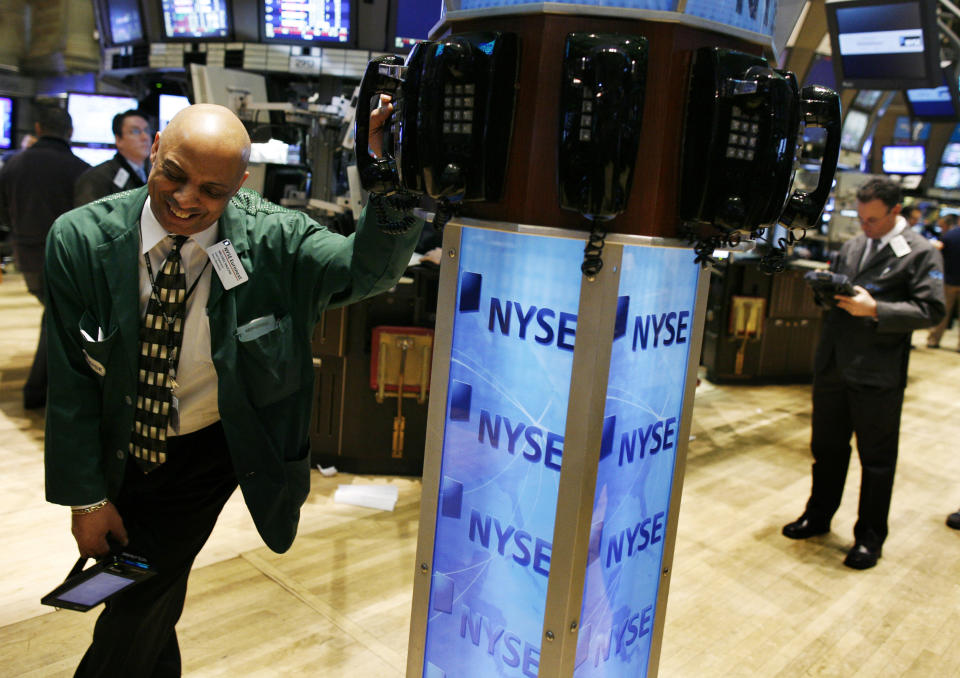 A trader laughs on the floor of the New York Stock Exchange March 24, 2009. REUTERS/Shannon Stapleton   (UNITED STATES BUSINESS)