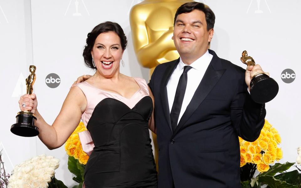 Songwriter Robert Lopez ist der einzige "EGOT"-Gewinner, der alle vier Preise bereits zweimal abräumen konnte: Zwei Tonys ("Avenue Q", "The Book of Mormon"), zwei Emmys (für die Musik der Vorschulkindershow "Wonder Pets!"), zwei Oscars - gemeinsam mit seiner Partnerin Kristen Anderson-Lopez (Bild) für "Let It Go" aus "Die Eiskönigin" und "Remember Me" aus "Coco" - sowie drei Grammys kann der 47-Jährige sein eigen nennen. (Bild: Rick Rowell/Walt Disney Television via Getty Images)