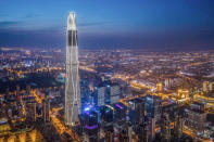 <p>El Tianjin CTF Finance Centre, que se encuentra en el distrito Binhai New Area de la ciudad de Tianjin, tiene 530 metros de altura y 97 plantas. Se construyó entre 2012 y 2019 y destaca por la curvatura de su fachada de vidrio. (Foto: VCG / Getty Images).</p> 
