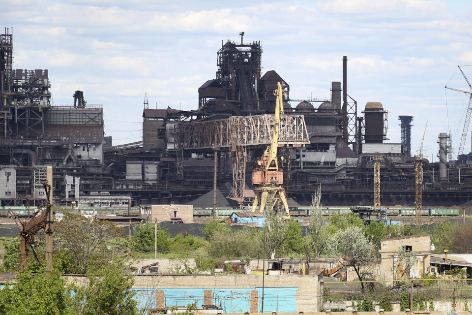 Blick auf das Stahlwerk Azovstal in Mariupol (Bild: Alexei Alexandrov/AP/dpa)