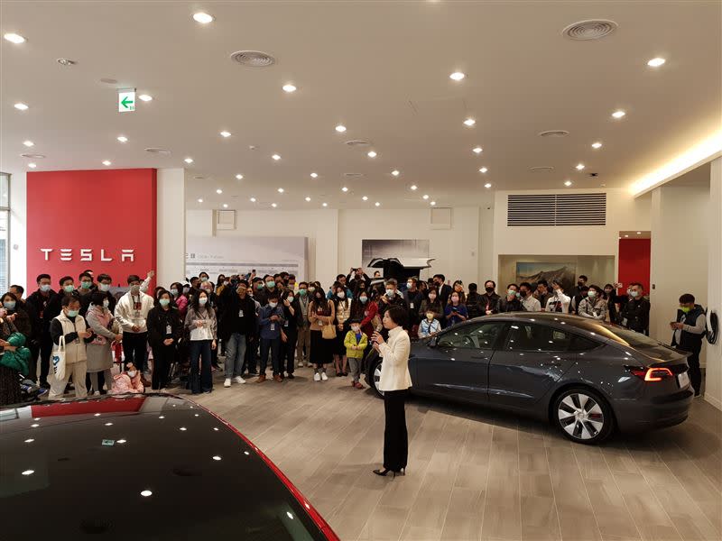 Tesla Center高雄服務體驗中心開幕，不少車主前來參加。（圖／Tesla提供）