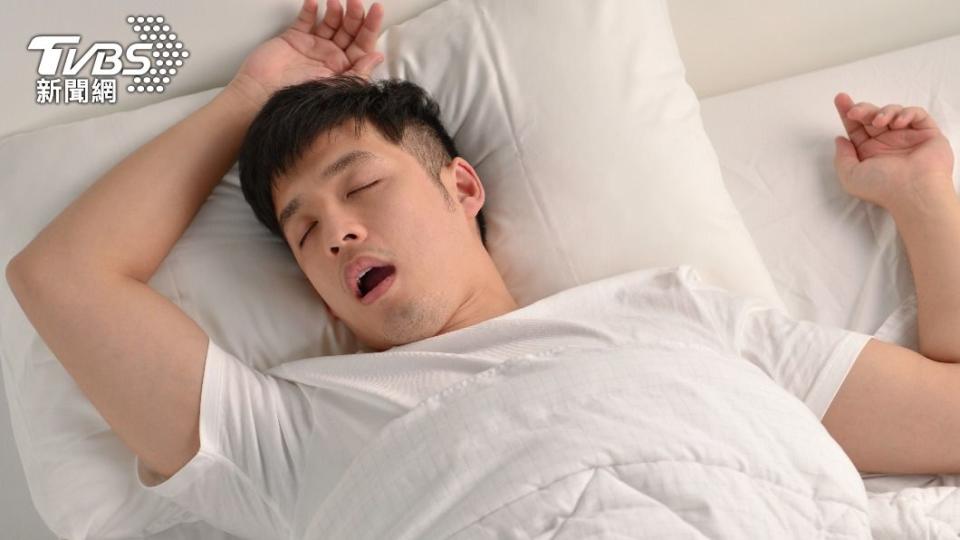 若睡覺出現6種症狀，可能已罹患睡眠呼吸中止症。（示意圖，非當事人／shutterstock達志影像）