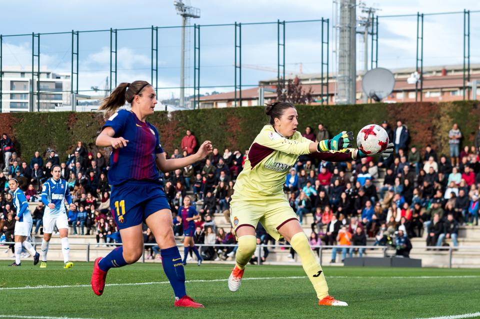 La portera del Espanyol Mariajo Pons atrapa el balón ante una delantera del Barcelona.