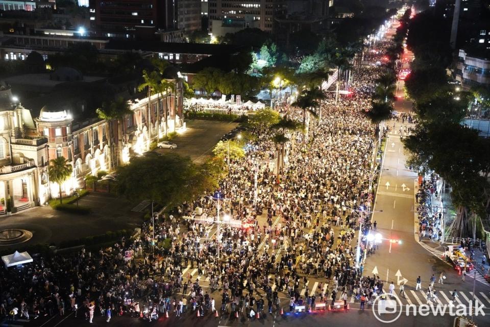 24日晚間，立法院周邊抗議人潮擠滿立法院外的中山南路快車道，人潮從監察院前的忠孝西路滿到教育部外的徐州路。   圖：張良一/攝（資料照）