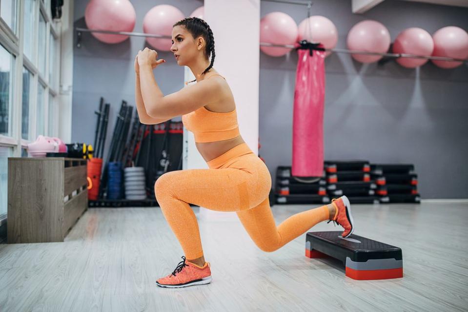 Mujer haciendo una sentadilla búlgara