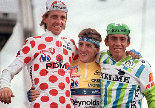 El podio del Tour de Francia de 1988: Pedro Delgado sonríe en el centro, con el maillot amarillo, entre el holandés Steven Rooks (Izq.), segundo y campeón de la clasificación de Montaña; y el colombiano Fabio Parra (Der.), tercero. / Foto: Archivo