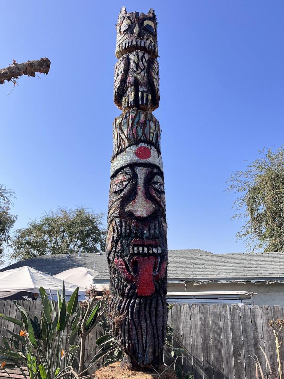 PHOTO: Flaco tops a totem pole in Tulare, California. Original art by ABC News reporter Bill Hutchinson.<p>(Bill Hutchinson/ABC News)