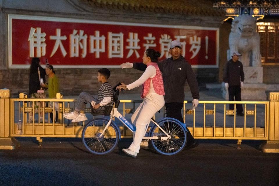 中國前國務院總理李克強27日在上海心臟病發去世後，據傳當天傍晚已將遺體移往北京。圖為北京中南海附近街頭維安畫面。美聯社
