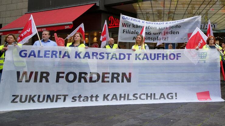 16.06.2020, Nordrhein-Westfalen, Köln: Teilnehmer einer Kundgebung gegen den Stellenabbau beim Kaufhauskonzern Galeria Karstadt Kaufhof demonstrieren vor einer Kartstadtfiliale in der Innenstadt. Foto: Henning Kaiser/dpa +++ dpa-Bildfunk +++ Foto: dpa