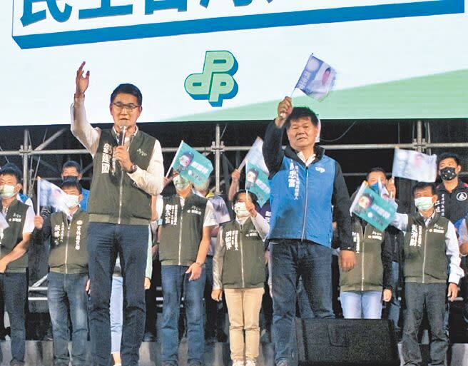 雲林縣一級戰區麥寮鄉長選舉，民進黨許忠富（前右）最早成立競總。（本報資料照片）