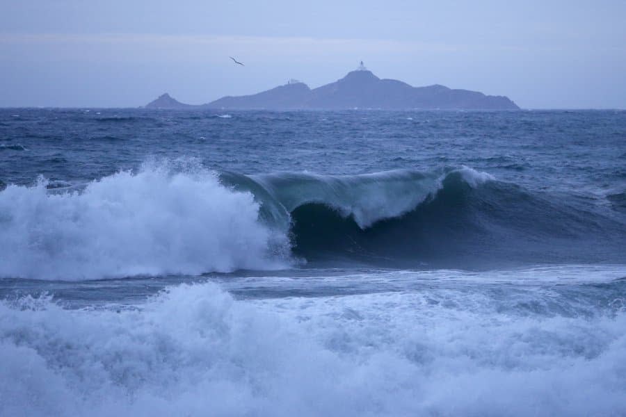 Des vagues près des îles sanguinaires, près d'Ajaccio, le 11 décembre 2017. (Photo d'illustration) - Pascal Pochard-Casabianca - AFP