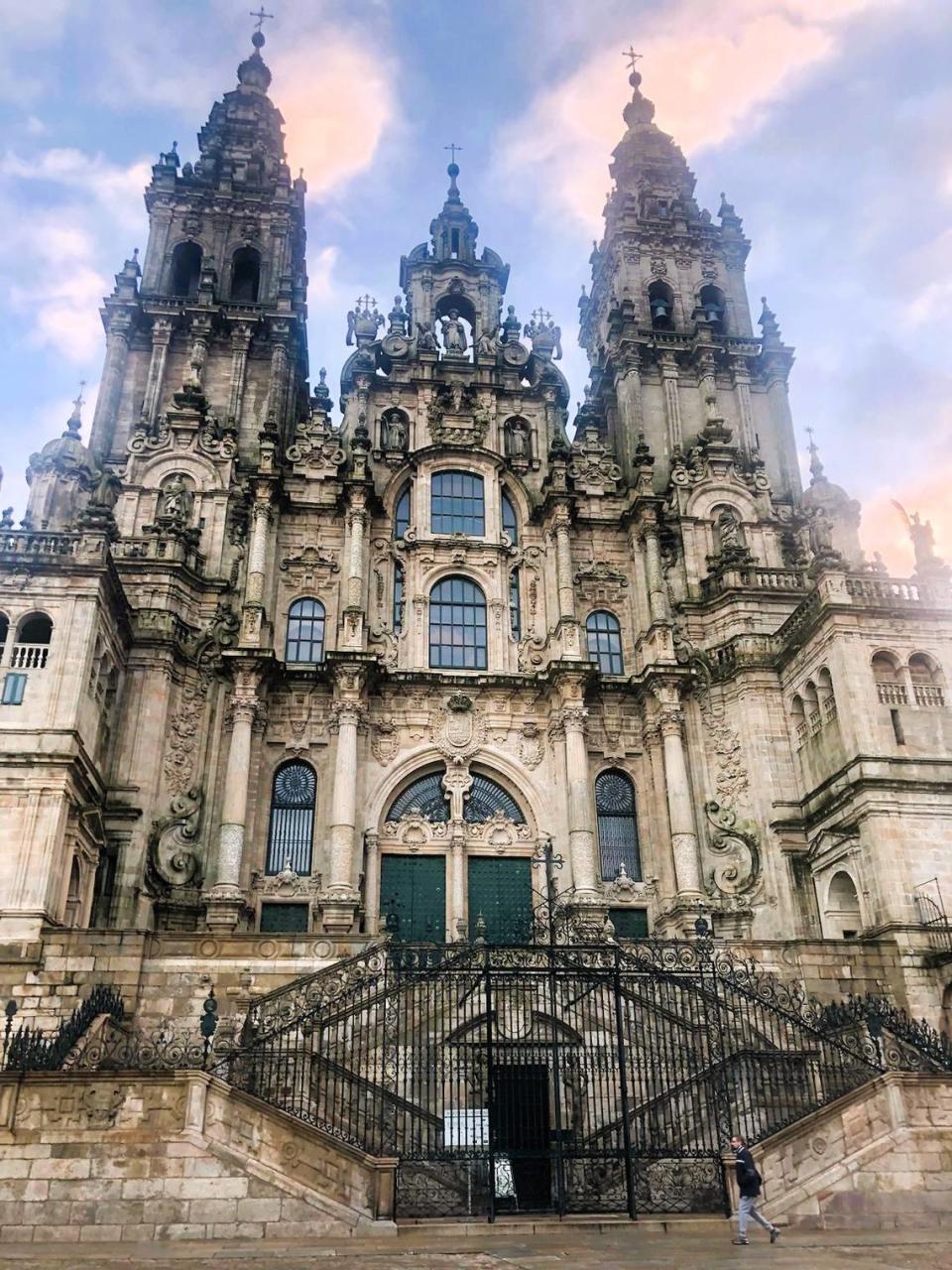 La Catedral de Santiago de Compostela, donde termina El Camino de Santiago, inundada de luz matinal el 29 de diciembre de 2023.