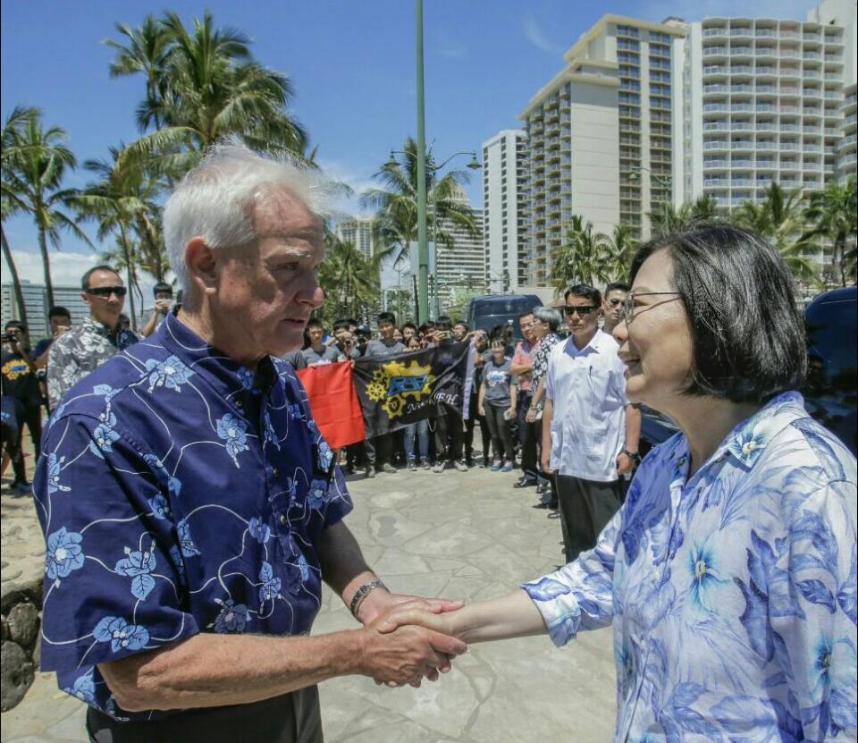 總統蔡英文結束夏威夷過境行程，預計將於今（28）晚8時20分返抵國門。   圖：翻攝自蔡英文LINE