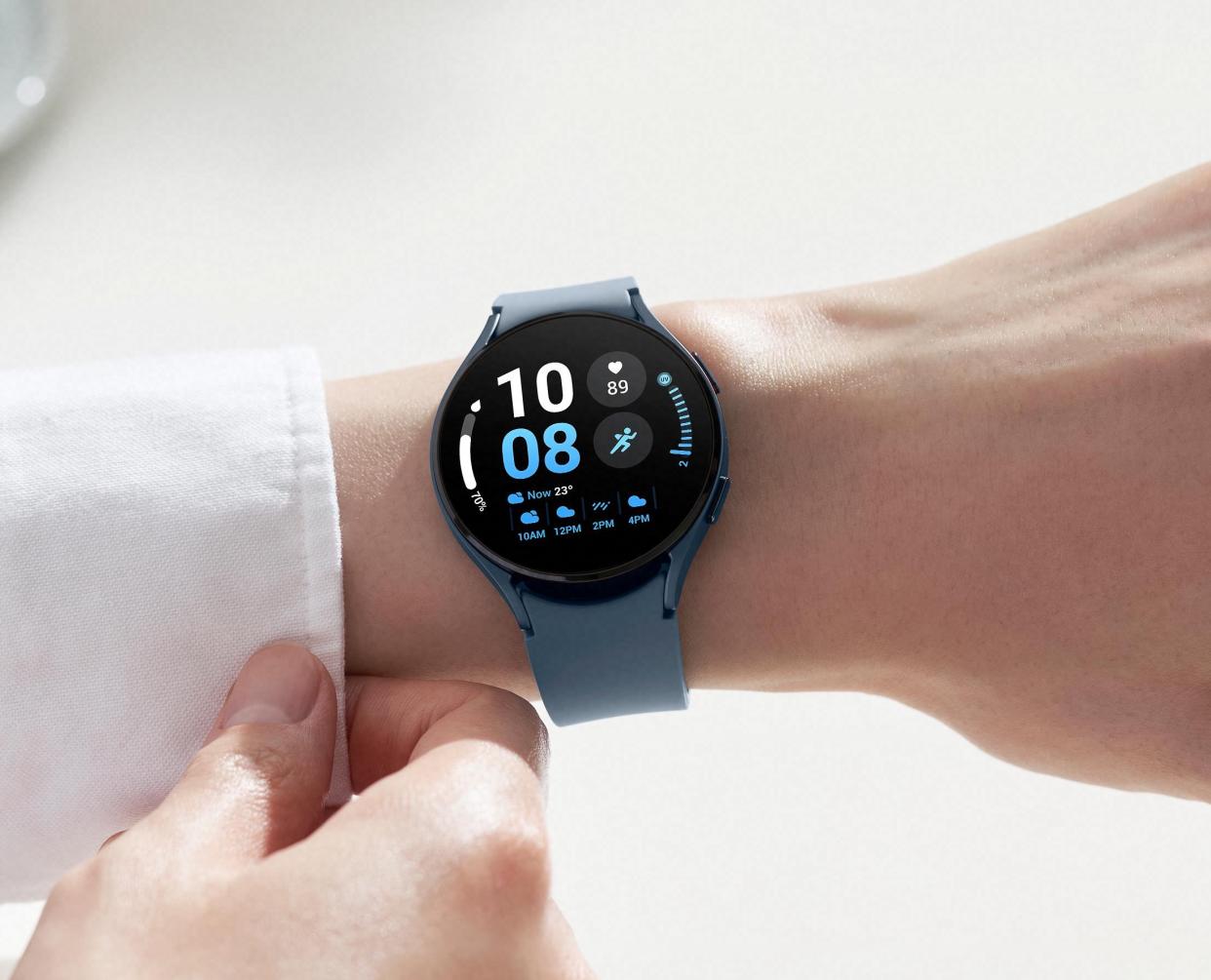 The Galaxy Watch5 is available with either Bluetooth or LTE connectivity. (Image: Samsung)
