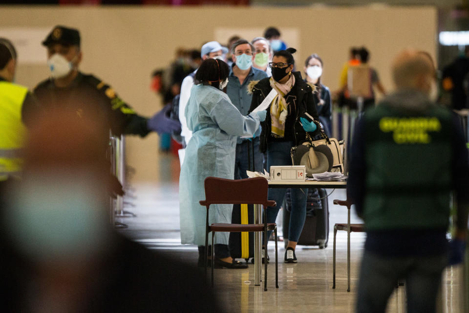 MADRID, SPAIN - MAY 15: Health controls at Terminal 4 of Madrid-Barajas Adolfo Suárez Airport on the day the order of the Ministry of Health comes into effect, by which all persons coming from abroad must be quarantined for 14 days after their arrival to Spain. From today, the Foreign Health teams will carry out health controls at ports and airports on May 15, 2020 in Madrid, Spain (Photo by Joaquín Corchero/Europa Press via Getty Images)