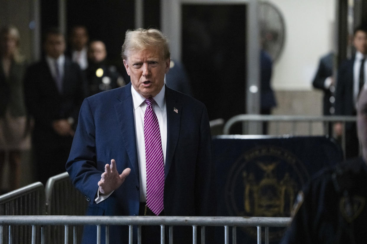 Panfletos tirados en el pavimento en el lugar donde un hombre se prendió fuego frente al edificio del Tribunal Penal de Manhattan, en Nueva York, el viernes 19 de abril de 2024. (Maansi Srivastava/The New York Times)