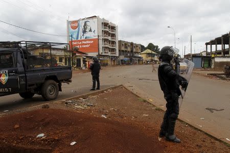 Guinea's security forces stand guard on a street in Bambeto October 13, 2015. Guinea's presidential election was valid despite some logistical difficulties, European Union observers said on Tuesday in an apparent boost for a vote expected to return President Alpha Conde for another five years. REUTERS/Luc Gnago