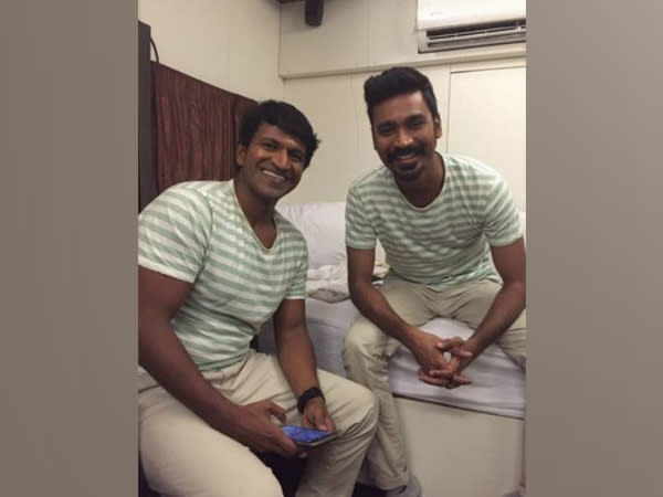 Late actor Puneeth Rajkumar with Dhanush (Image source: Twitter)