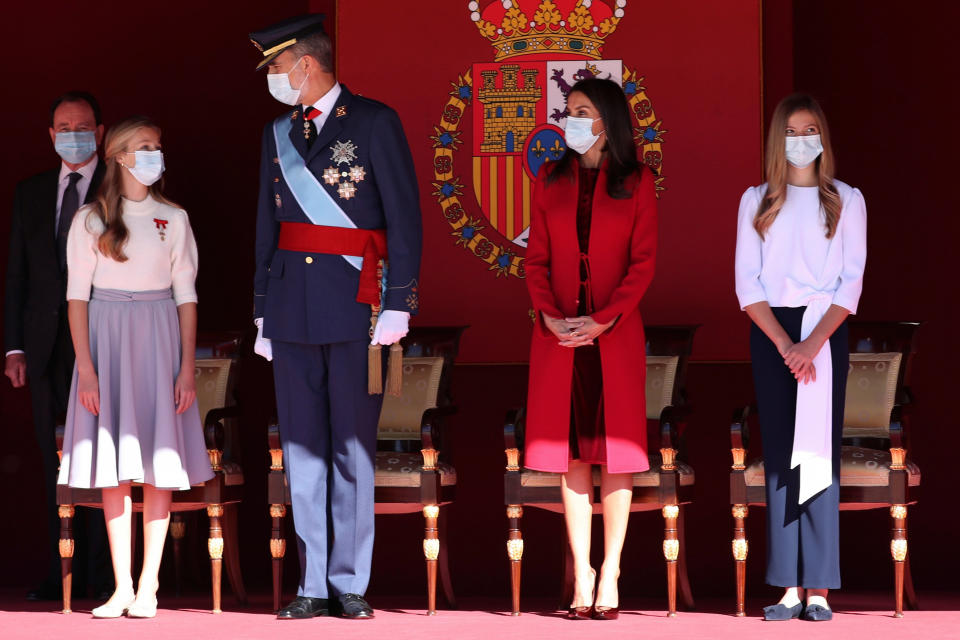 Atrás quedaron los looks infantiles que vimos en años anteriores. Las adolescentes ya tienen un estilo más adulto y formal, tal como demuestra esta imagen. La hermana mayor sorprendió con una falda <em>midi </em>y un jersey de & Other Stories. La benjamina ha cambiado la falda por el pantalón, y lo ha combinado con una blusa blanca de Zara y zapatos de Pretty Ballerinas. (Foto: Oscar Gonzalez / Getty Images)