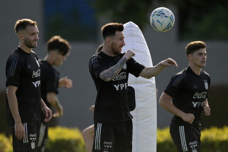 El guardaespaldas... Pezzella fue sparring de la selección de Messi/Maradona en Sudáfrica 2010 y campeón del mundo con el rosarino 12 años más tarde 