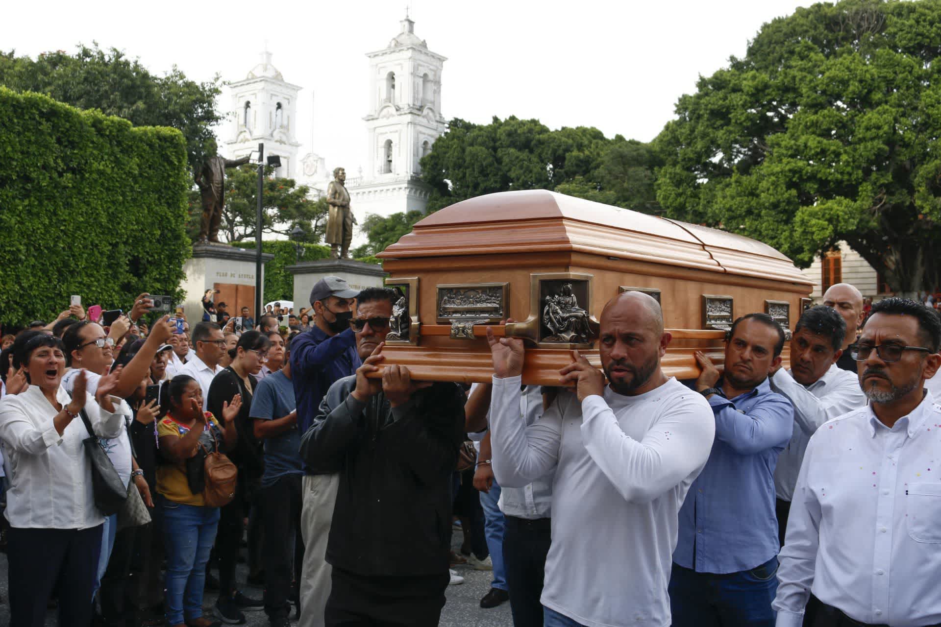 CHILPANCINGO, GUERRERO, 07OCTUBRE2024.- Miles de personas se despidieron durante el cortejo fúnebre del alcalde de Chilpancingo, Alejandro Arcos Catalán, quien fue asesinado la tarde del día domingo en la capital del estado de Guerrero. FOTO: DASSAEV TÉLLEZ /CUARTOSCURO.COM